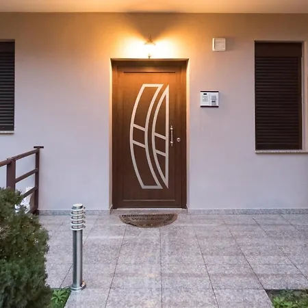 Cleopatra Apartment *
